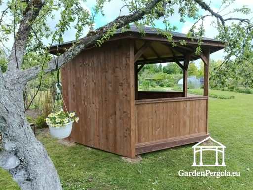 Gazebo da giardino in legno a sei lati — Accogliente gazebo da giardino con pavimento e tetto coperto