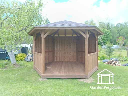 Gazebo da giardino in legno a sei lati — Accogliente gazebo da giardino con pavimento e tetto coperto