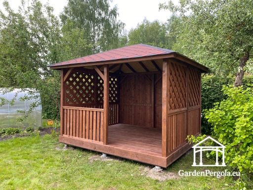 Gazebo in legno marrone 3x3,5 m — accogliente gazebo da giardino con pavimento, parete posteriore chiusa e pareti laterali a griglia decorativa