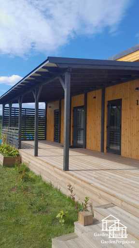Estensione Naturale in Legno della Casa con Terrazza Coperta