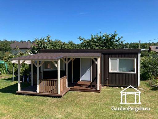 Veranda in Legno Naturale con Tetto Coperto Adiacente alla Casa