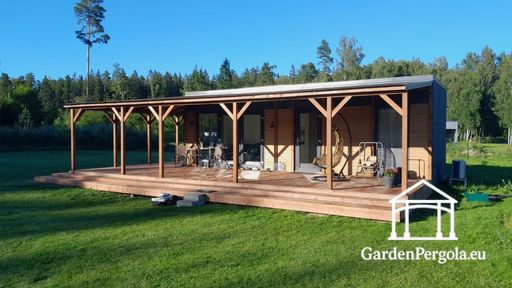 Veranda in Legno Naturale Attaccata alla Casa con Ampia Terrazza Coperta