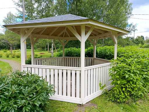 Gazebo in legno a sei lati — gazebo da giardino accogliente con pavimento e tetto coperto