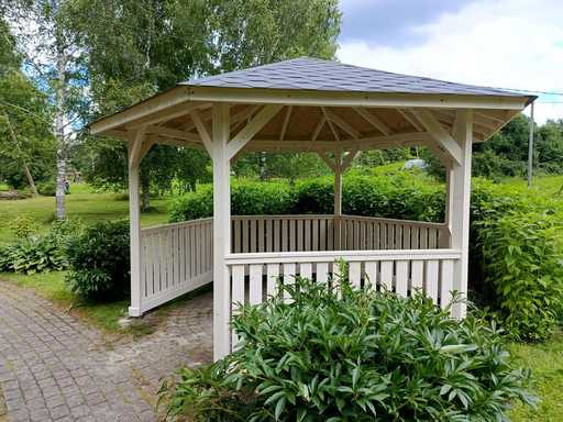 Gazebo in legno a sei lati — gazebo da giardino accogliente con pavimento e tetto coperto
