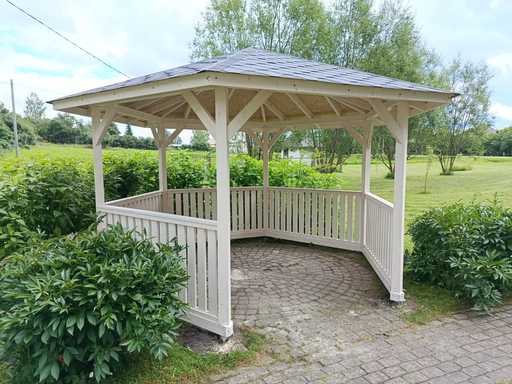 Gazebo in legno a sei lati — gazebo da giardino accogliente con pavimento e tetto coperto