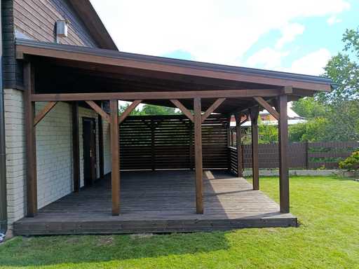 Veranda in Legno Scuro Attaccata alla Casa con Tetto Coperto – 4.8×6 m