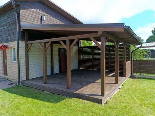 Veranda in Legno Scuro Attaccata alla Casa con Tetto Coperto – 4.8×6 m