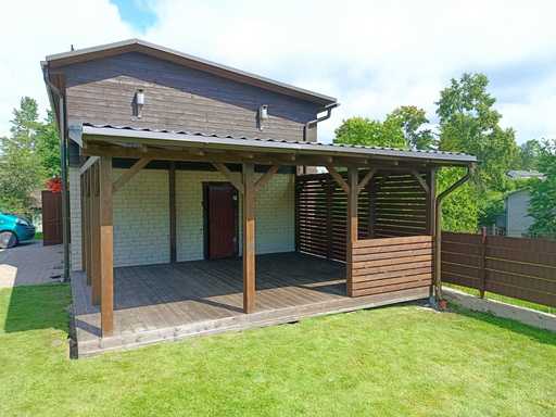 Veranda in Legno Scuro Attaccata alla Casa con Tetto Coperto – 4.8×6 m