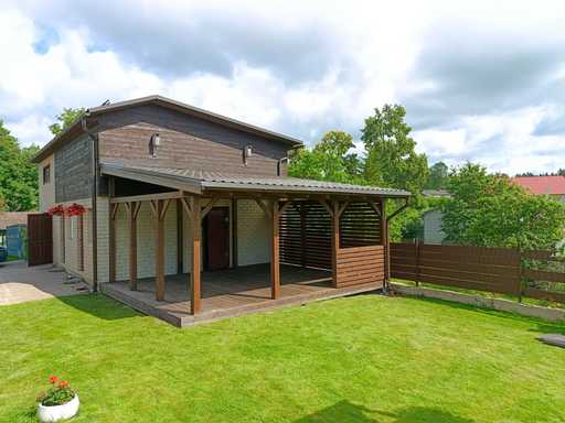 Veranda in Legno Scuro Attaccata alla Casa con Tetto Coperto – 4.8×6 m
